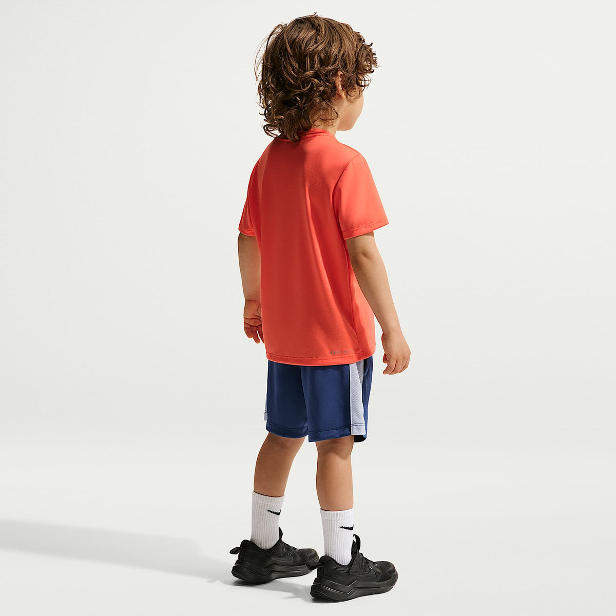 Playera Legend Dri-FIT para niños talla pequeña Nike – Naranja césped – vista 5