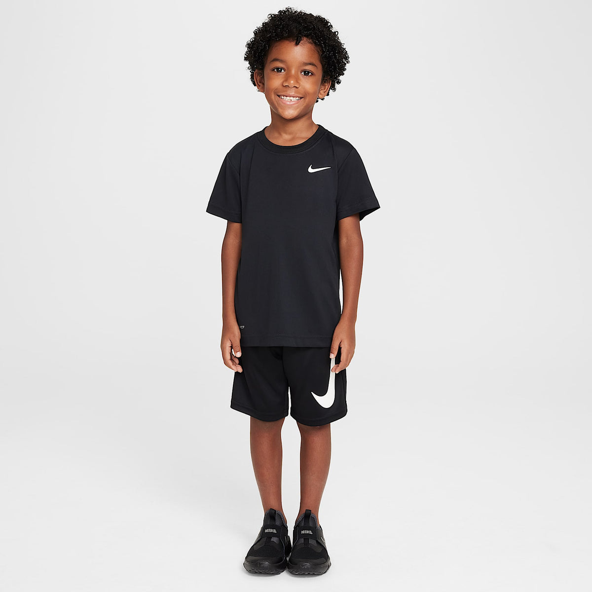 Playera Legend Dri-FIT para niños talla pequeña Nike – Negro – vista 5