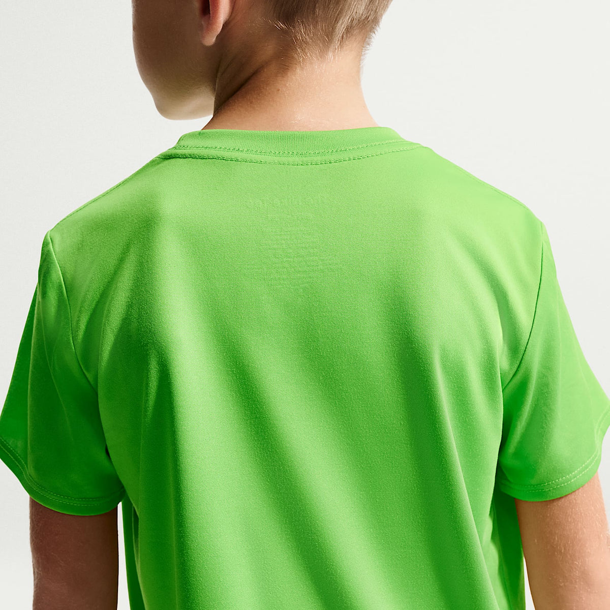 Playera Legend Dri-FIT para niños talla pequeña Nike – Verde – vista 2