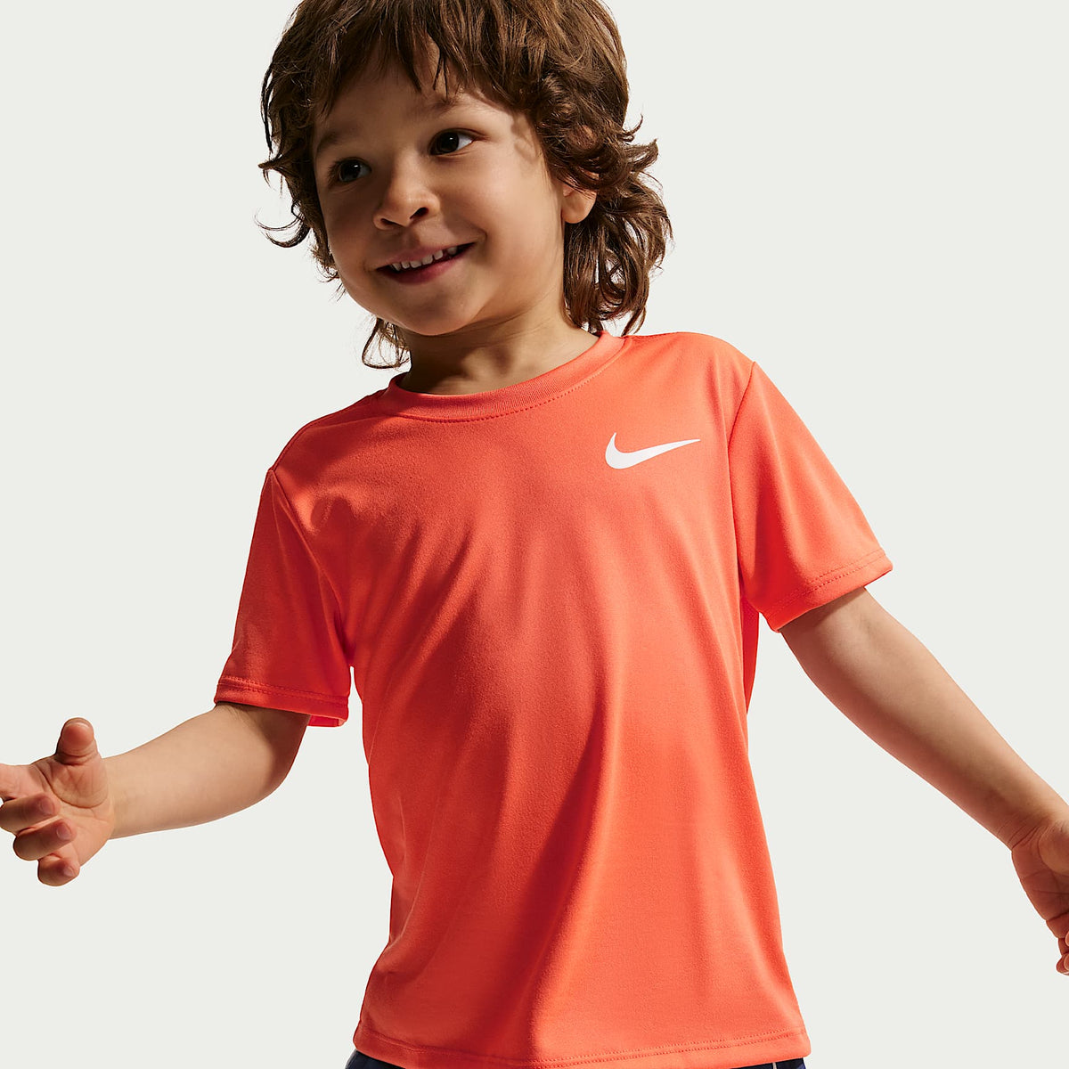 Playera Legend Dri-FIT para niños talla pequeña Nike – Naranja césped – vista 3
