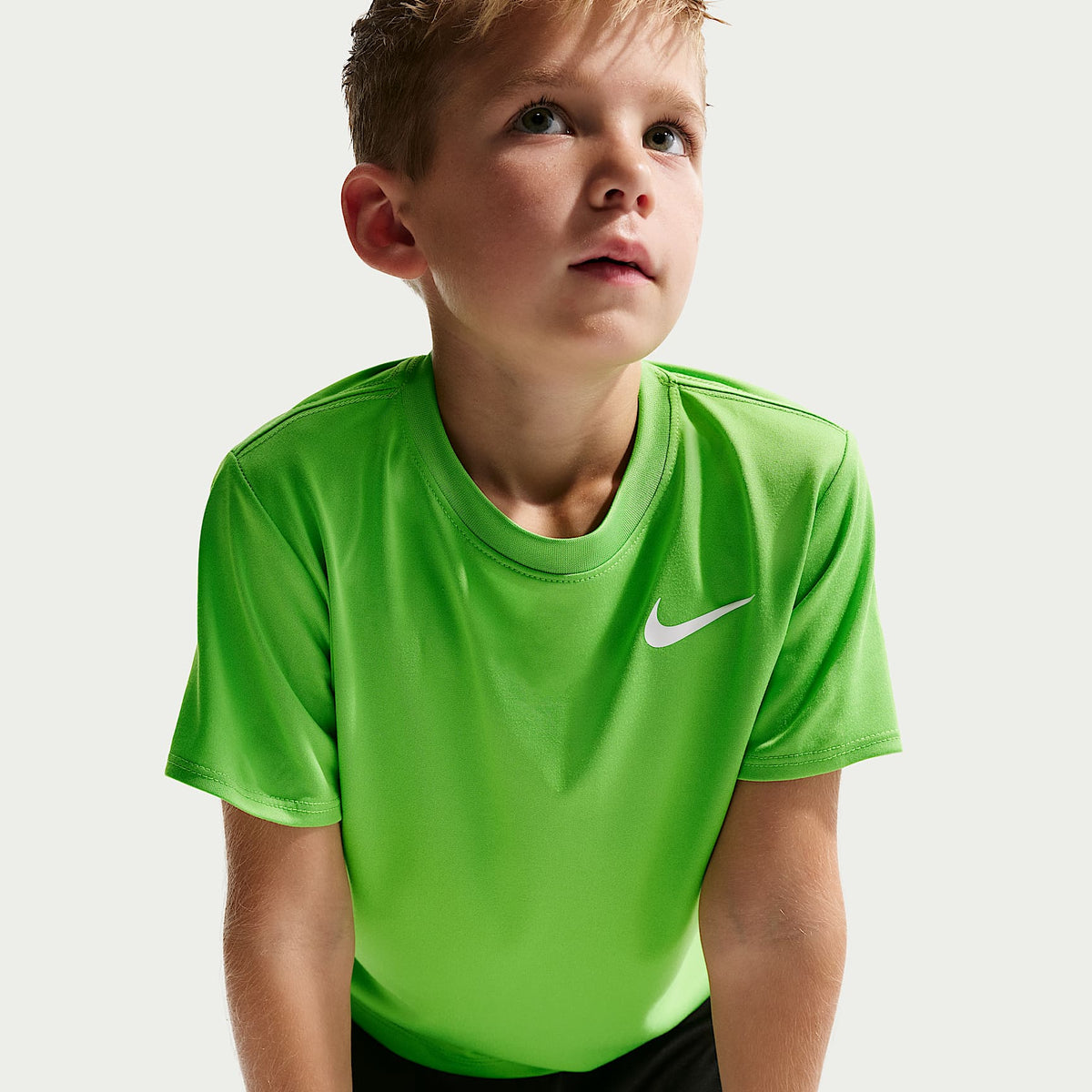 Playera Legend Dri-FIT para niños talla pequeña Nike – Verde – vista 3