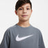 Playera de entrenamiento con gráfico Dri-FIT para niño talla grande Nike Multi – Gris humo/Blanco – vista 3