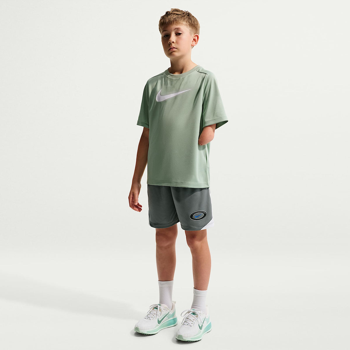 Shorts de tejido Knit Dri-FIT para niño talla grande Nike Multi – Gris humo/Blanco/Royal juego – vista 1