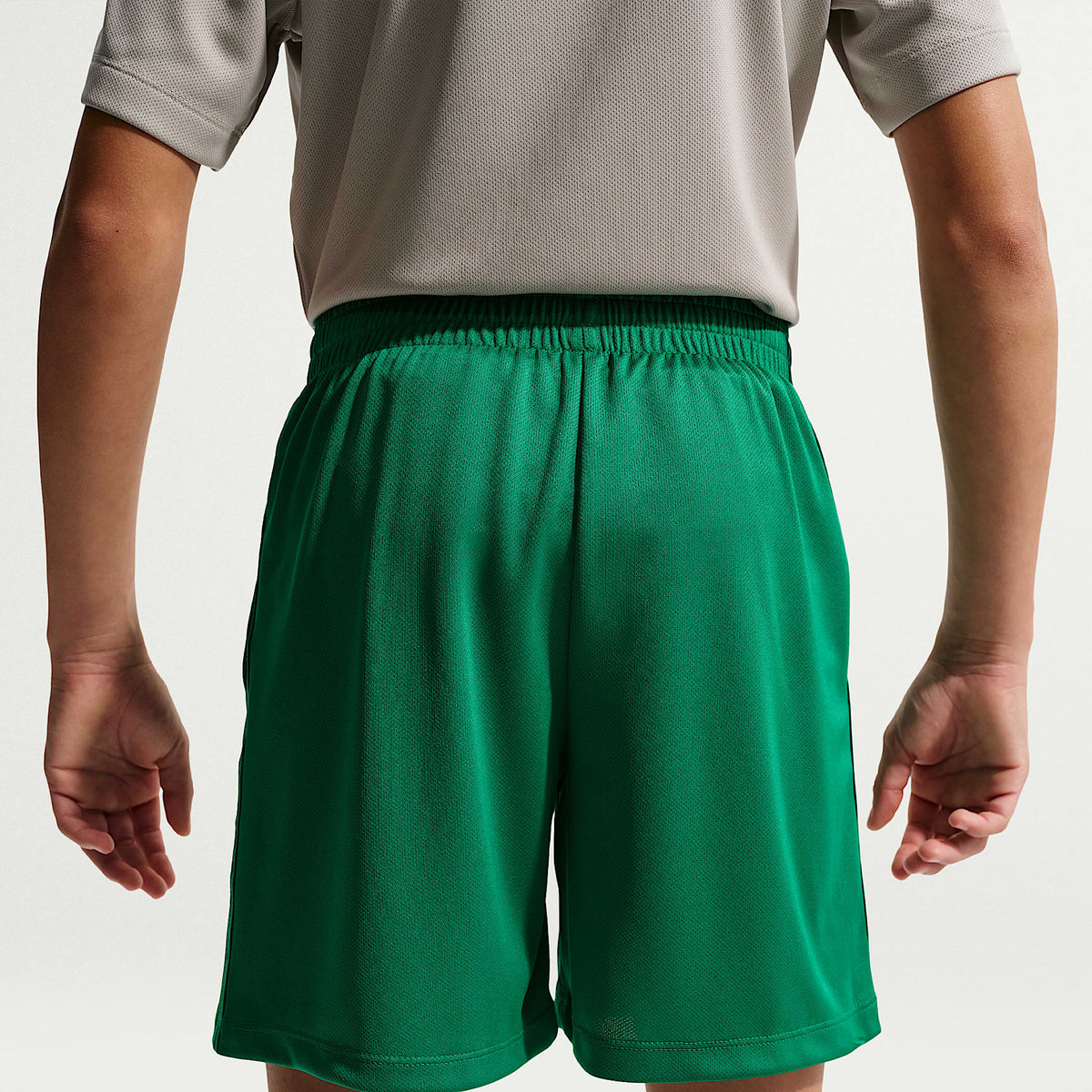 Shorts de entrenamiento Dri-FIT para niño talla grande Nike Multi – Malaquita/Blanco – vista 3