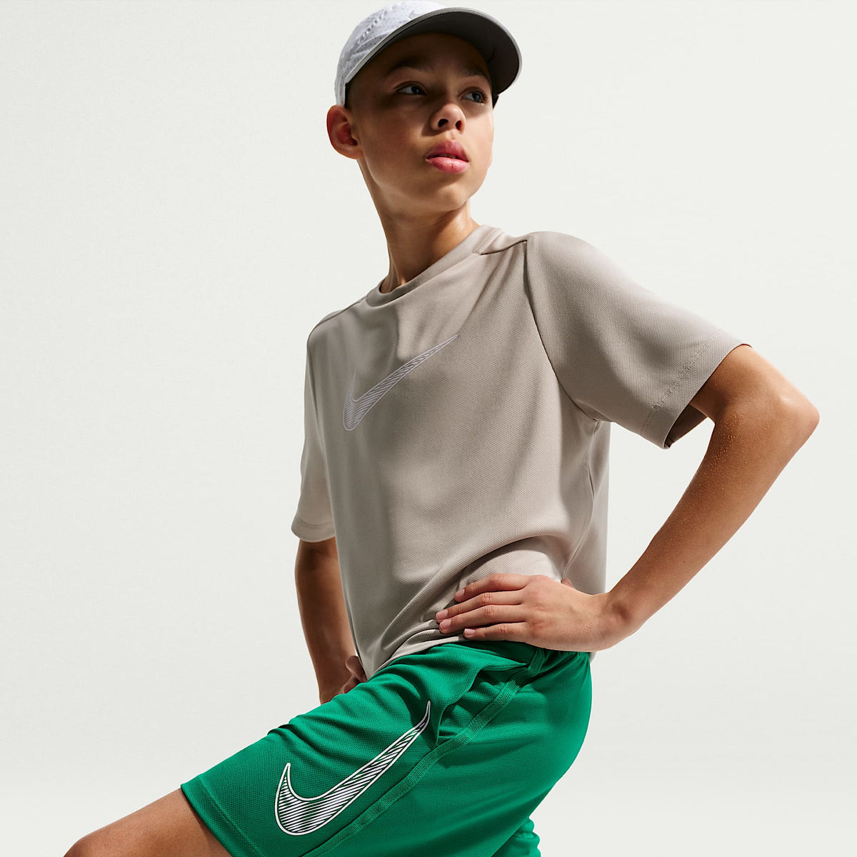 Shorts de entrenamiento Dri-FIT para niño talla grande Nike Multi – Malaquita/Blanco – vista 4
