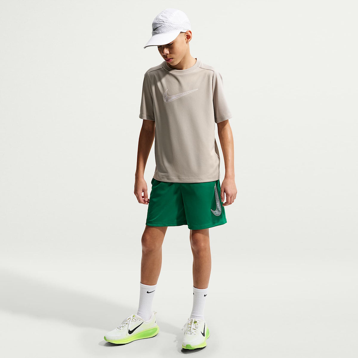 Shorts de entrenamiento Dri-FIT para niño talla grande Nike Multi – Malaquita/Blanco – vista 1