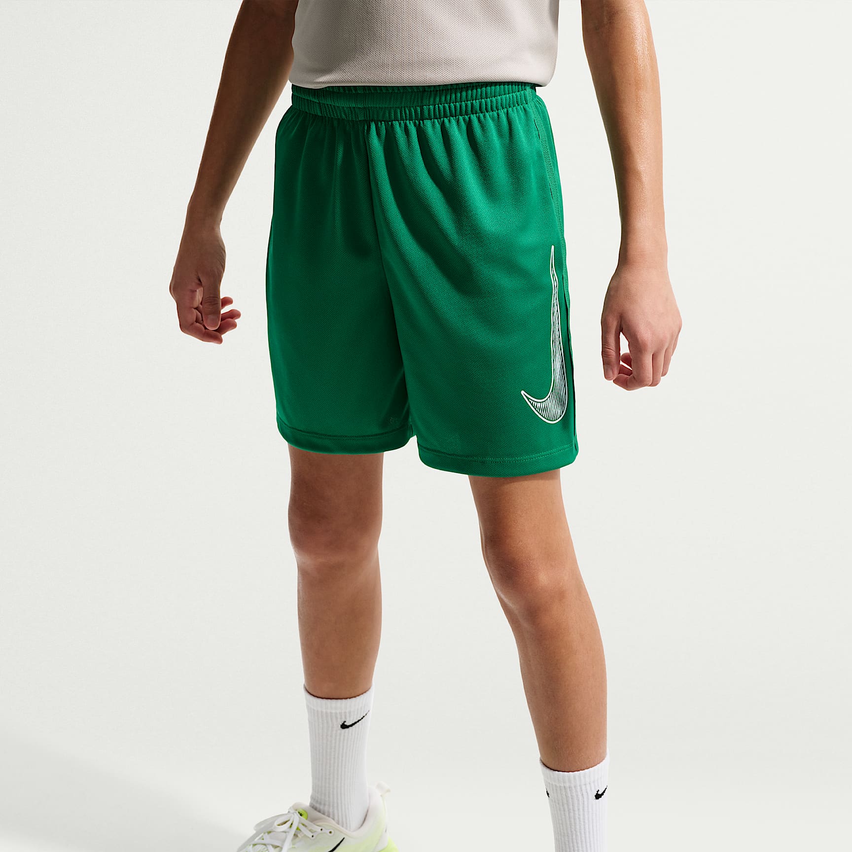 Shorts de entrenamiento Dri-FIT para niño talla grande Nike Multi – Malaquita/Blanco – vista 2