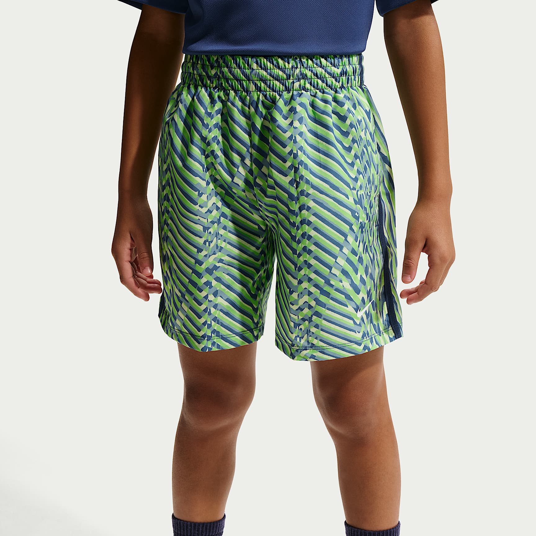 Shorts Dri-FIT para niño talla grande Nike Multi – Lima líquida claro/Azul marino místico/Lima líquida claro/Blanco – vista 2