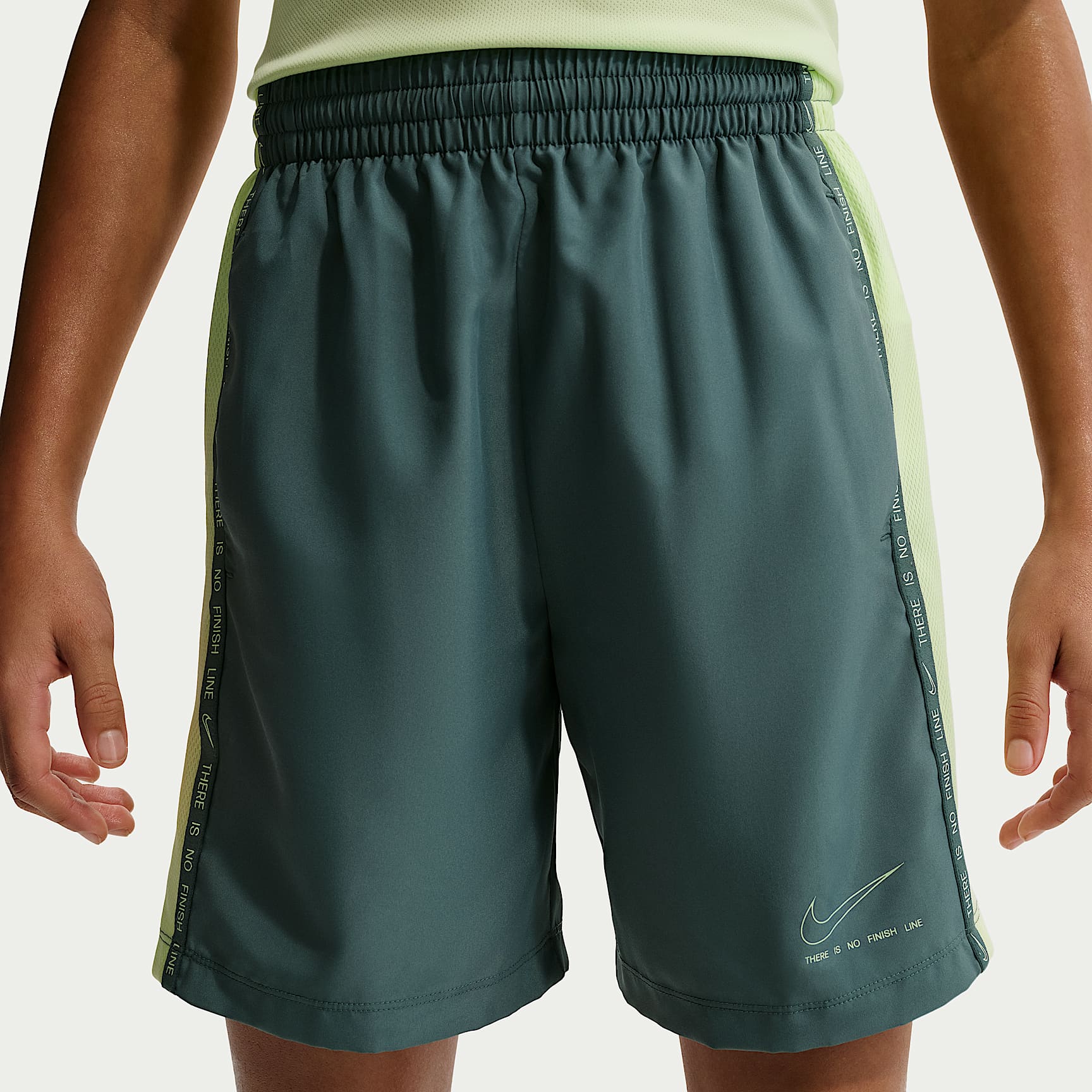 Shorts Dri-FIT para niño talla grande Nike Sportswear Multi – Pizarra mineral/Lima líquida claro/Lima líquida claro – vista 2