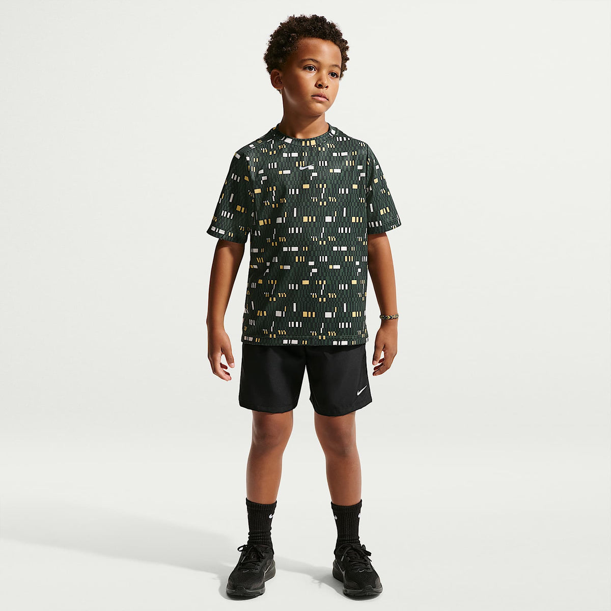 Playera de manga corta Dri-FIT para niño talla grande Nike Multi – Abeto/Blanco – vista 4