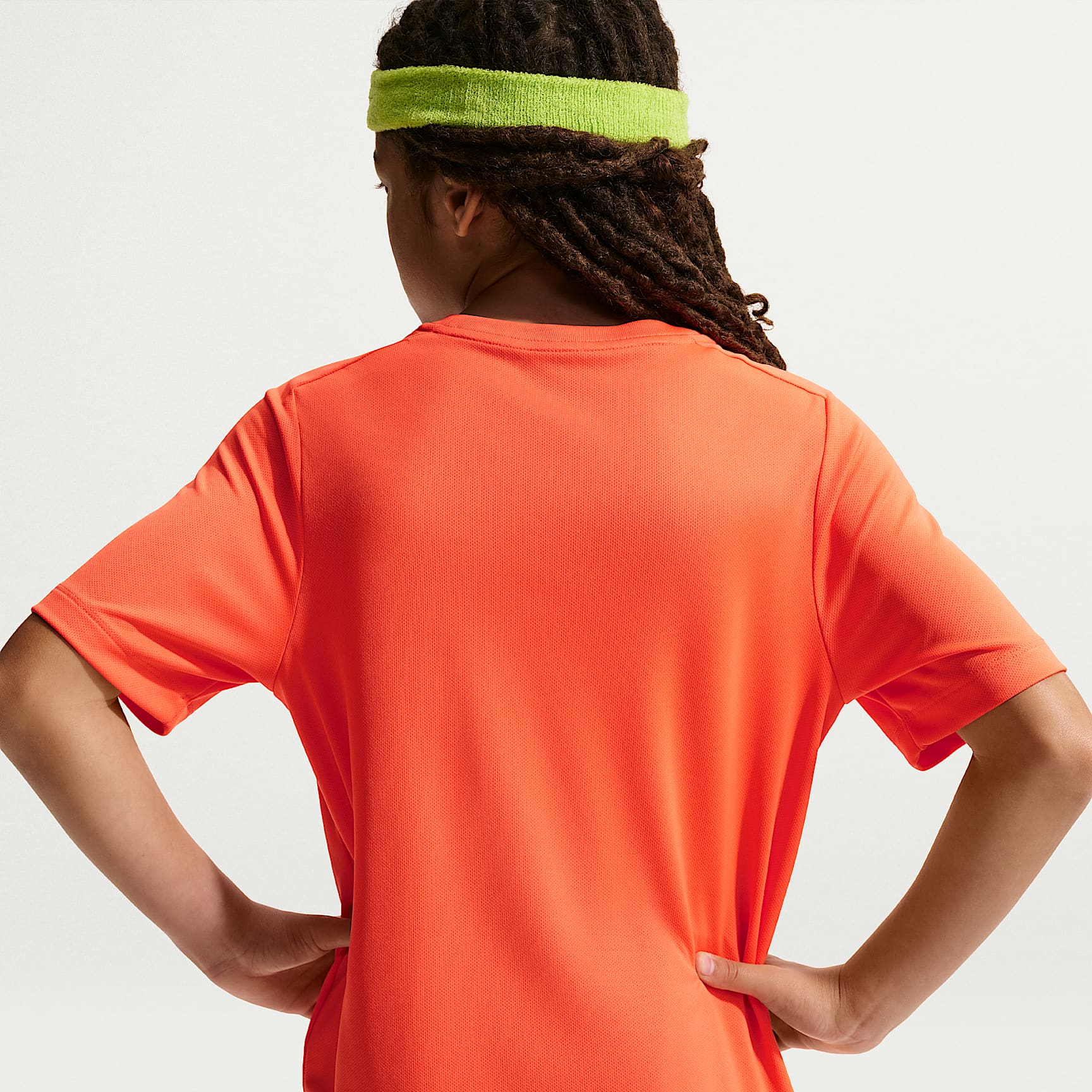 Playera de entrenamiento de manga corta Dri-FIT para niño talla grande Nike Multi – Naranja césped/Blanco – vista 2