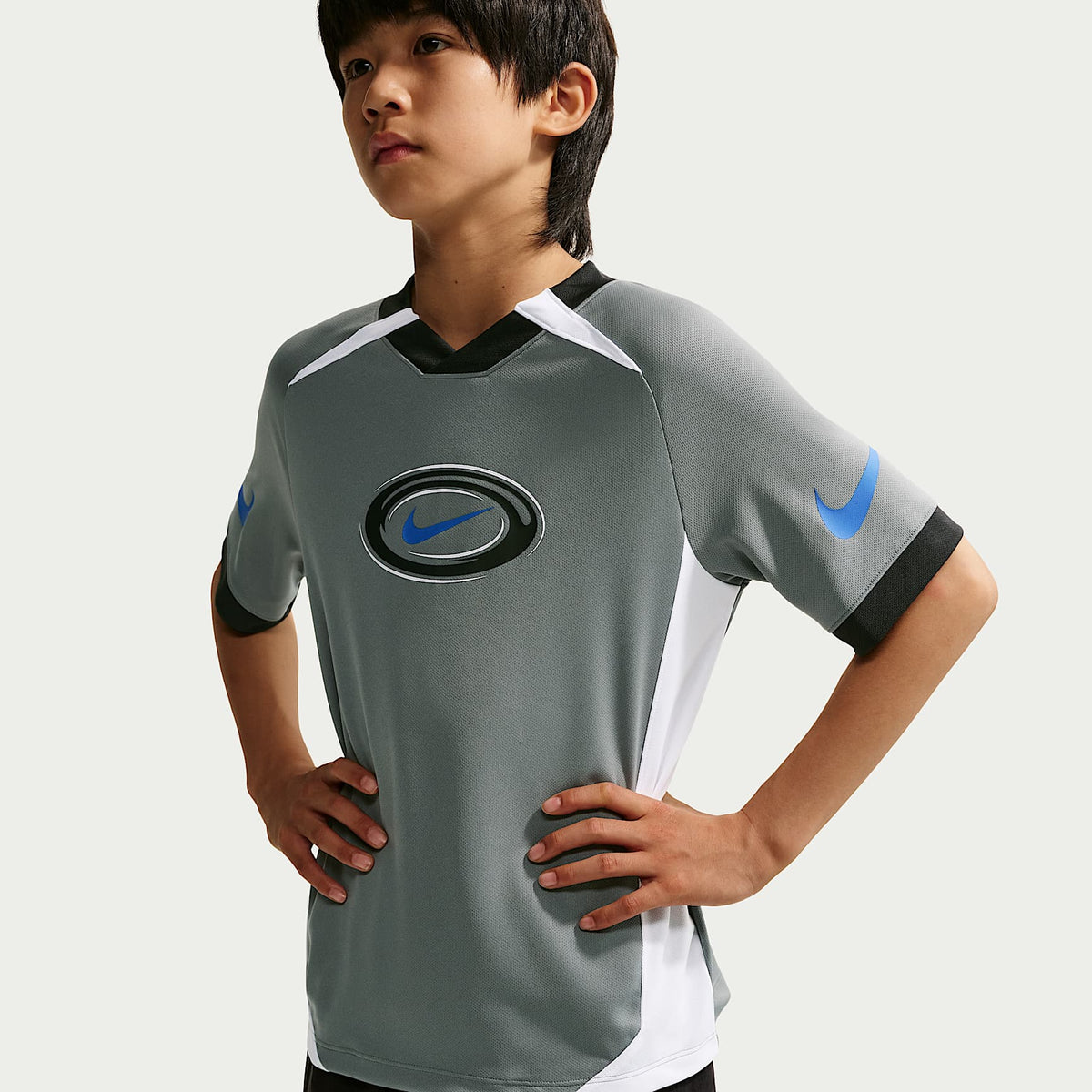 Playera de manga corta Dri-FIT para niño talla grande Nike Multi – Gris humo/Blanco/Royal juego – vista 3
