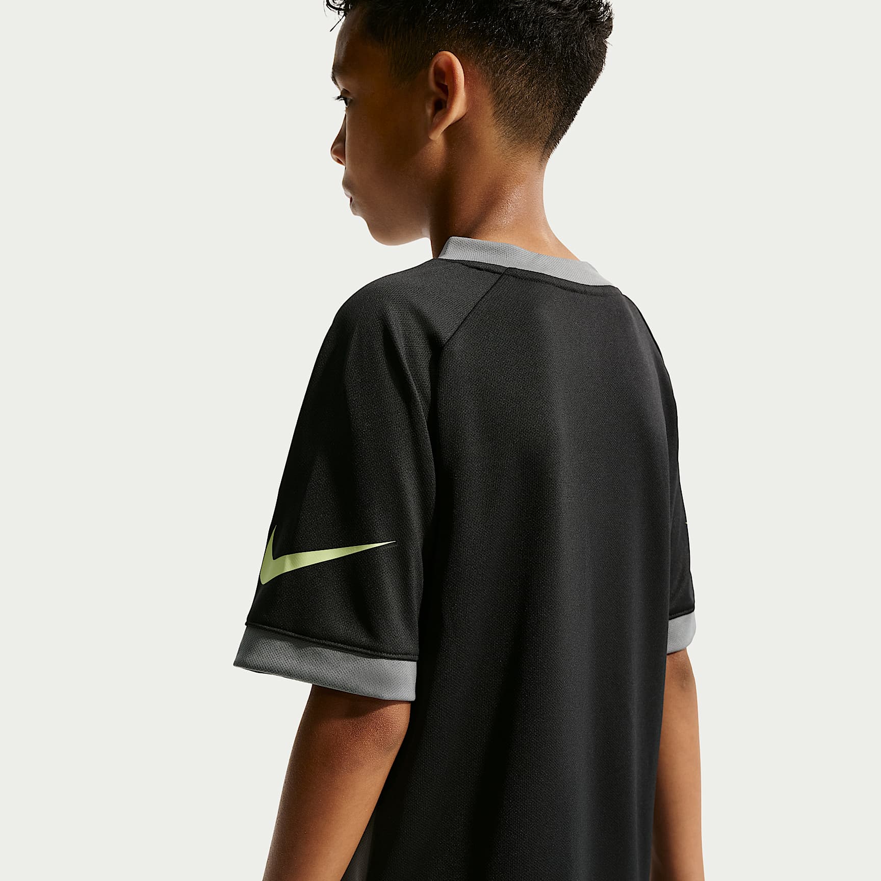 Playera de manga corta Dri-FIT para niño talla grande Nike Multi – Negro/Gris humo/Lima líquida claro – vista 2