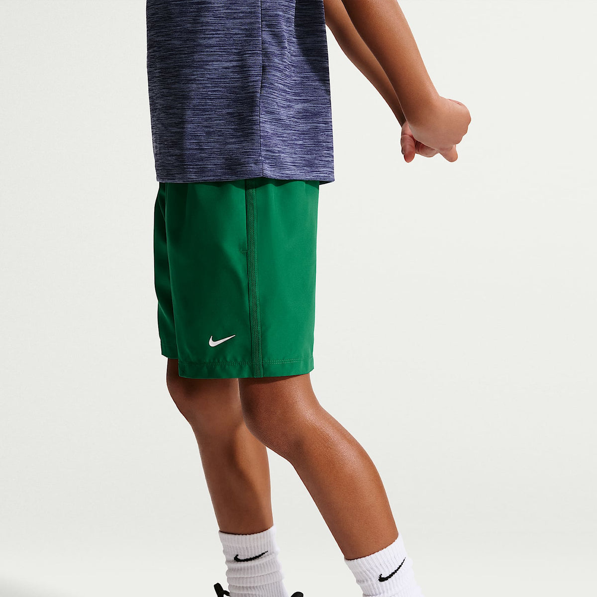 Shorts Dri-FIT de tejido Woven para niño talla grande Nike Multi – Malaquita/Blanco – vista 4