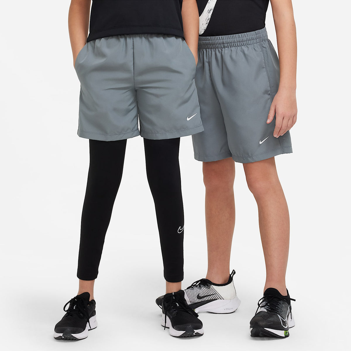 Shorts Dri-FIT de tejido Woven para niño talla grande Nike Multi – Gris humo/Blanco – vista 1