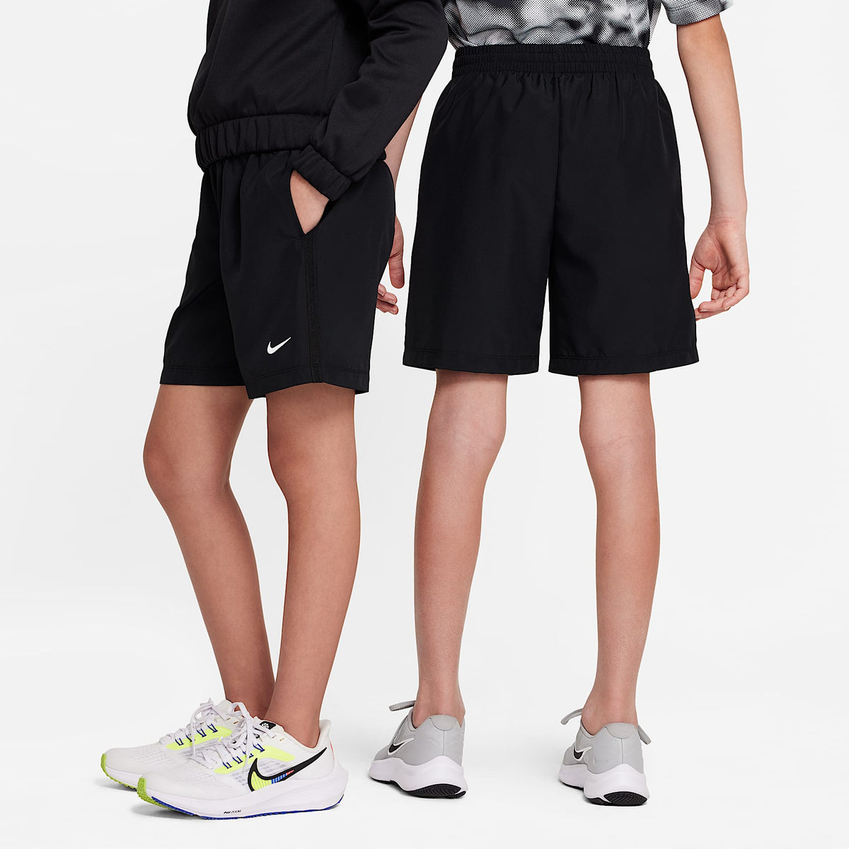 Shorts Dri-FIT de tejido Woven para niño talla grande Nike Multi – Negro/Blanco – vista 2