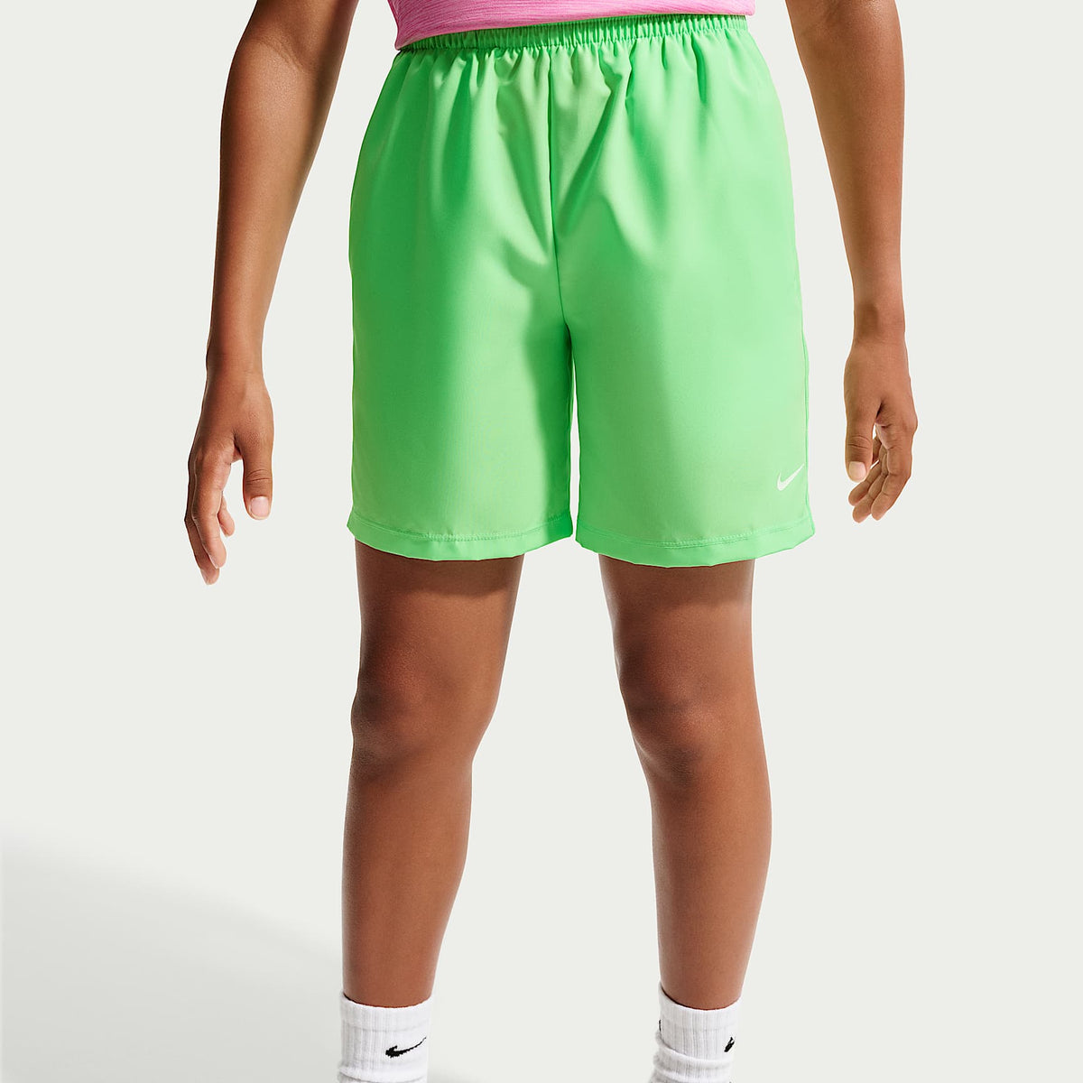 Shorts Dri-FIT de tejido Woven para niño talla grande Nike Multi – Verde ilusión/Blanco – vista 2