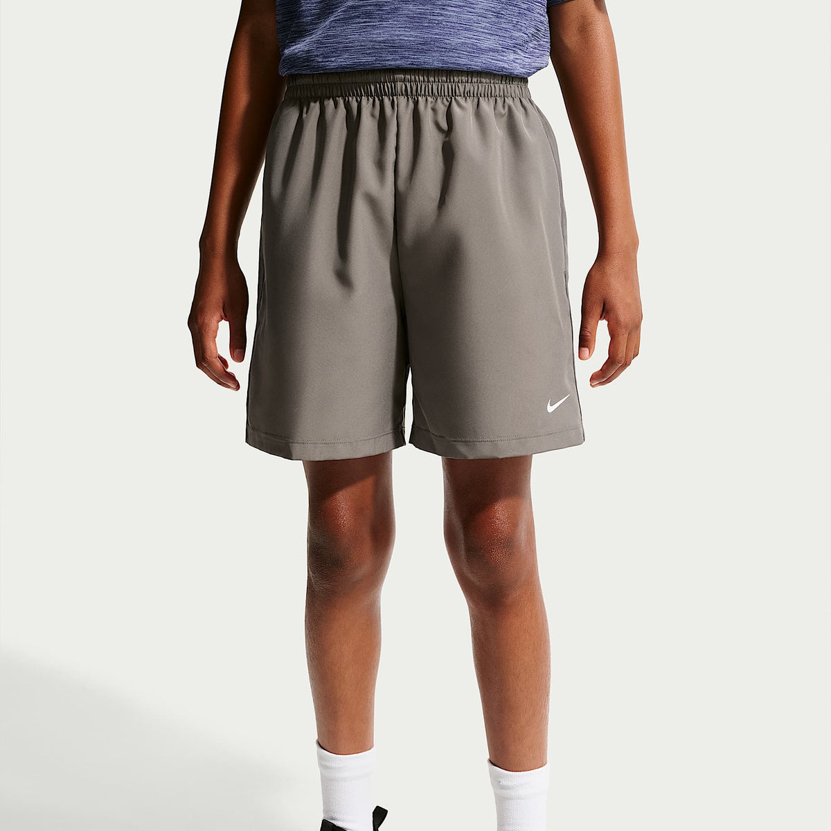 Shorts Dri-FIT de tejido Woven para niño talla grande Nike Multi – Cueva/Blanco – vista 2