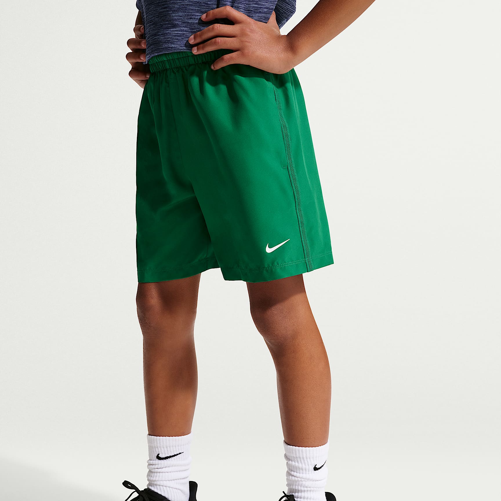 Shorts Dri-FIT de tejido Woven para niño talla grande Nike Multi – Malaquita/Blanco – vista 2