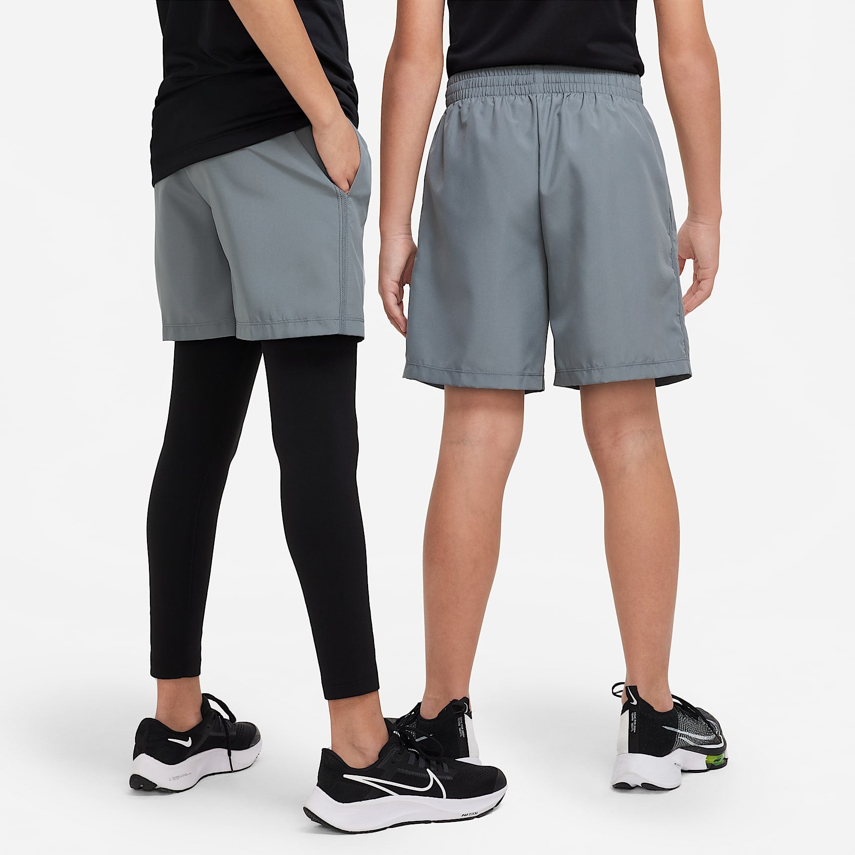 Shorts Dri-FIT de tejido Woven para niño talla grande Nike Multi – Gris humo/Blanco – vista 2