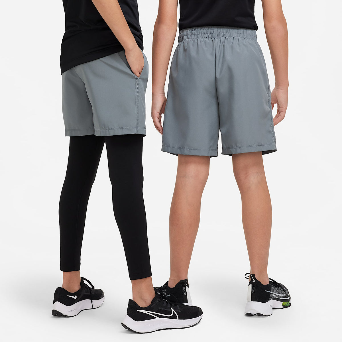 Shorts Dri-FIT de tejido Woven para niño talla grande Nike Multi – Gris humo/Blanco – vista 2