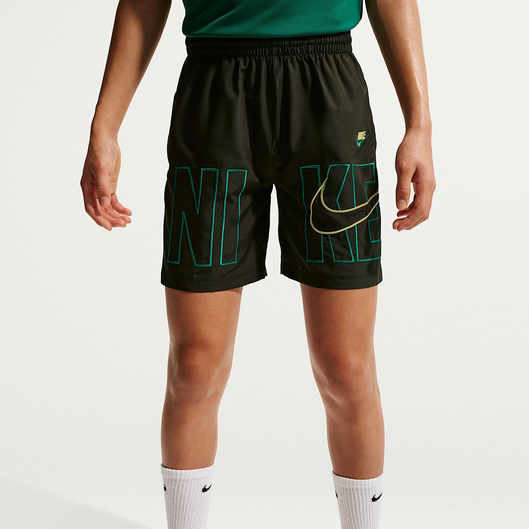 Shorts de entrenamiento Dri-FIT para niño talla grande Nike Multi – Secuoya/Malaquita/Oro topacio – vista 2