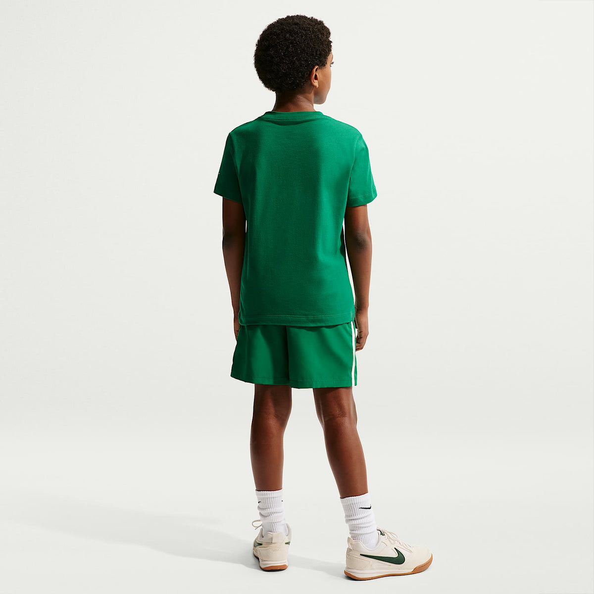 Shorts de entrenamiento Dri-FIT para niño talla grande Nike Multi – Malaquita/Blanco – vista 5