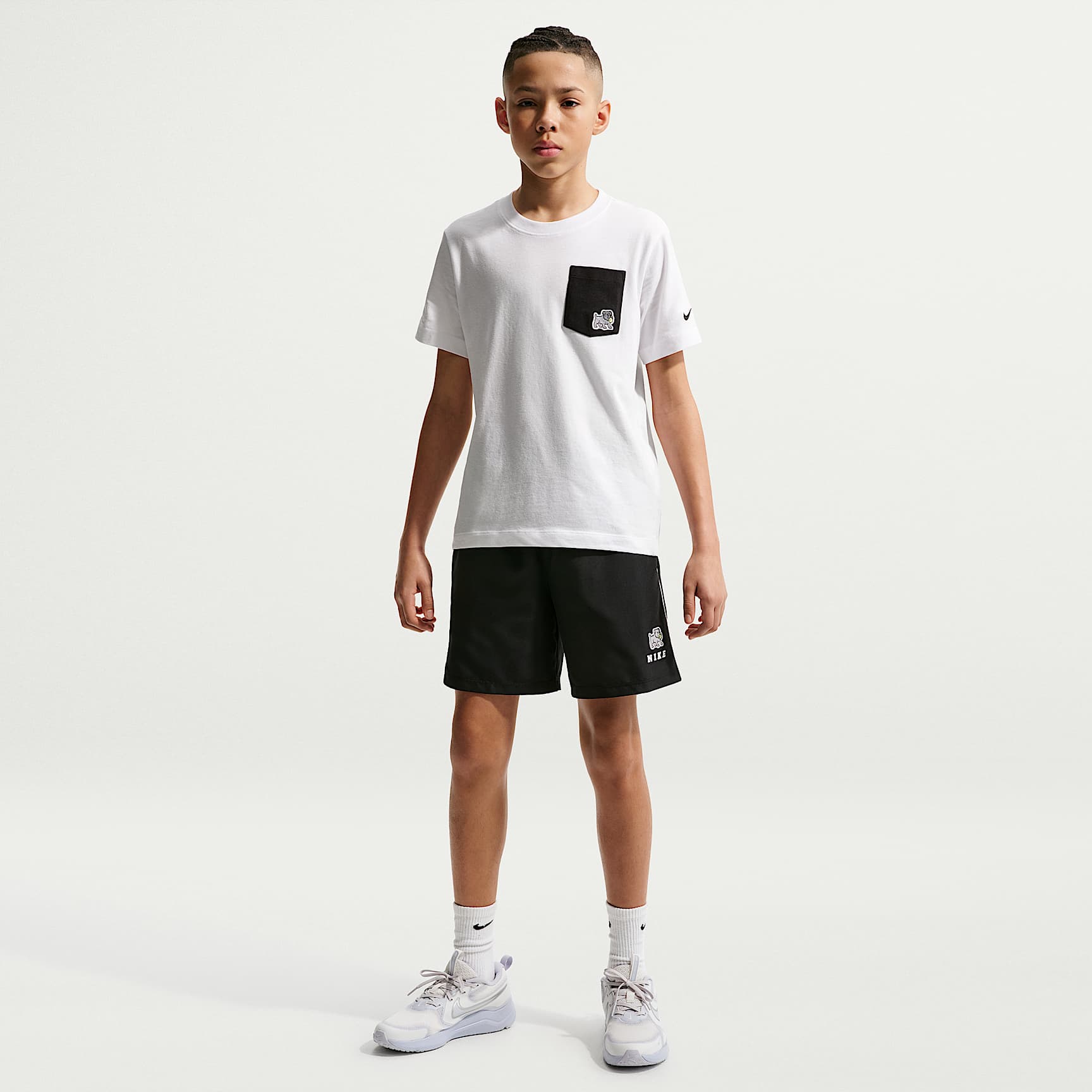 Shorts de entrenamiento Dri-FIT para niño talla grande Nike Multi – Negro/Blanco – vista 1