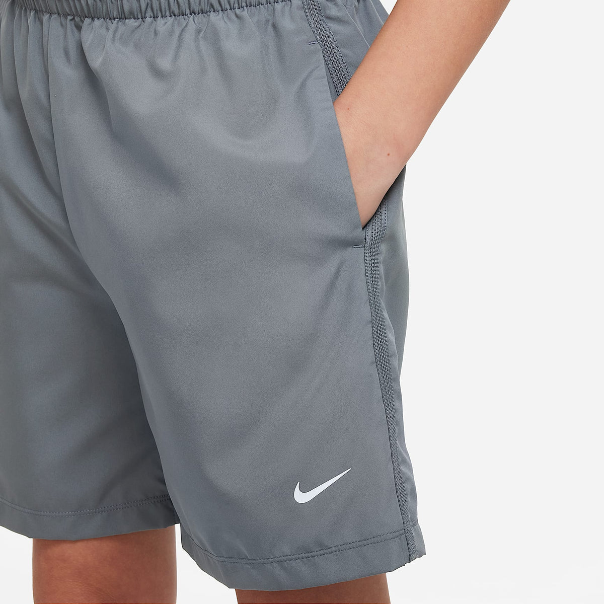 Shorts Dri-FIT de tejido Woven para niño talla grande Nike Multi – Gris humo/Blanco – vista 6
