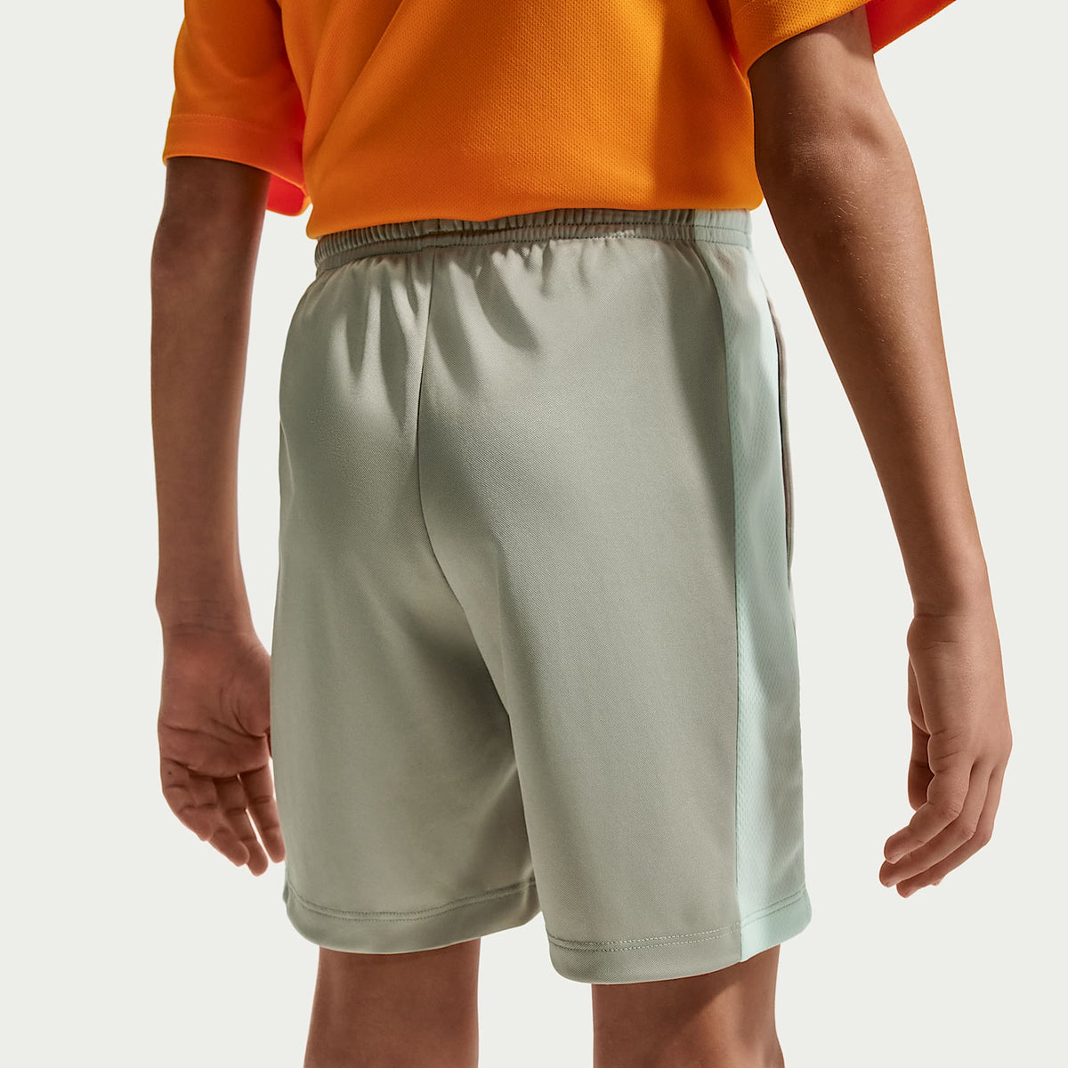 Shorts Dri-FIT para niño talla grande Nike Trophy23 – Niebla pícea/Verde ligero/Blanco – vista 3