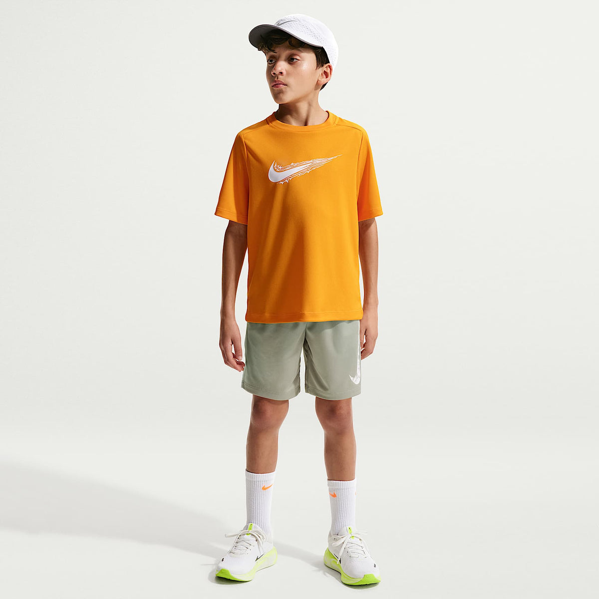 Shorts Dri-FIT para niño talla grande Nike Trophy23 – Niebla pícea/Verde ligero/Blanco – vista 1