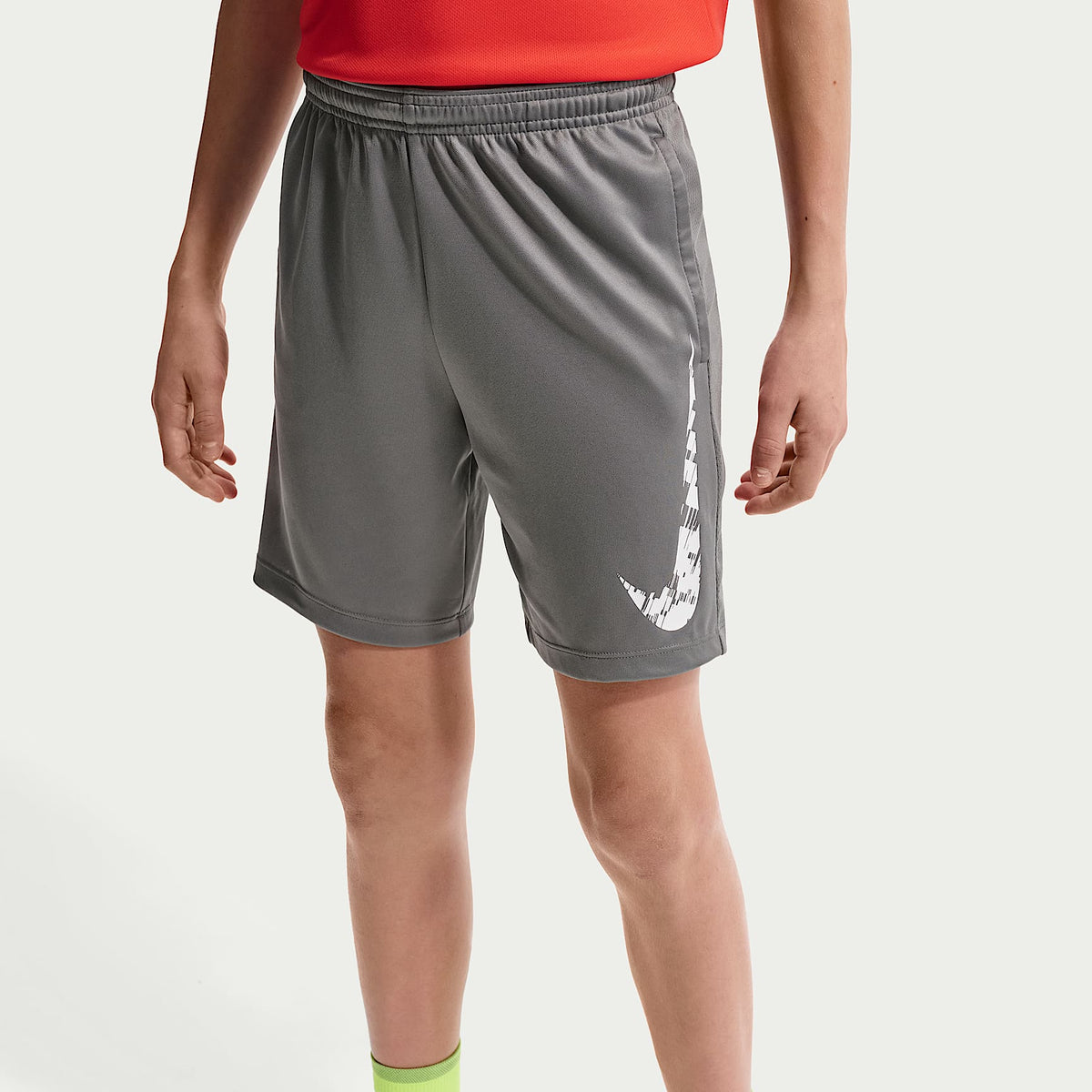 Shorts Dri-FIT para niño talla grande Nike Trophy23 – Gris humo/Gris humo/Blanco – vista 2