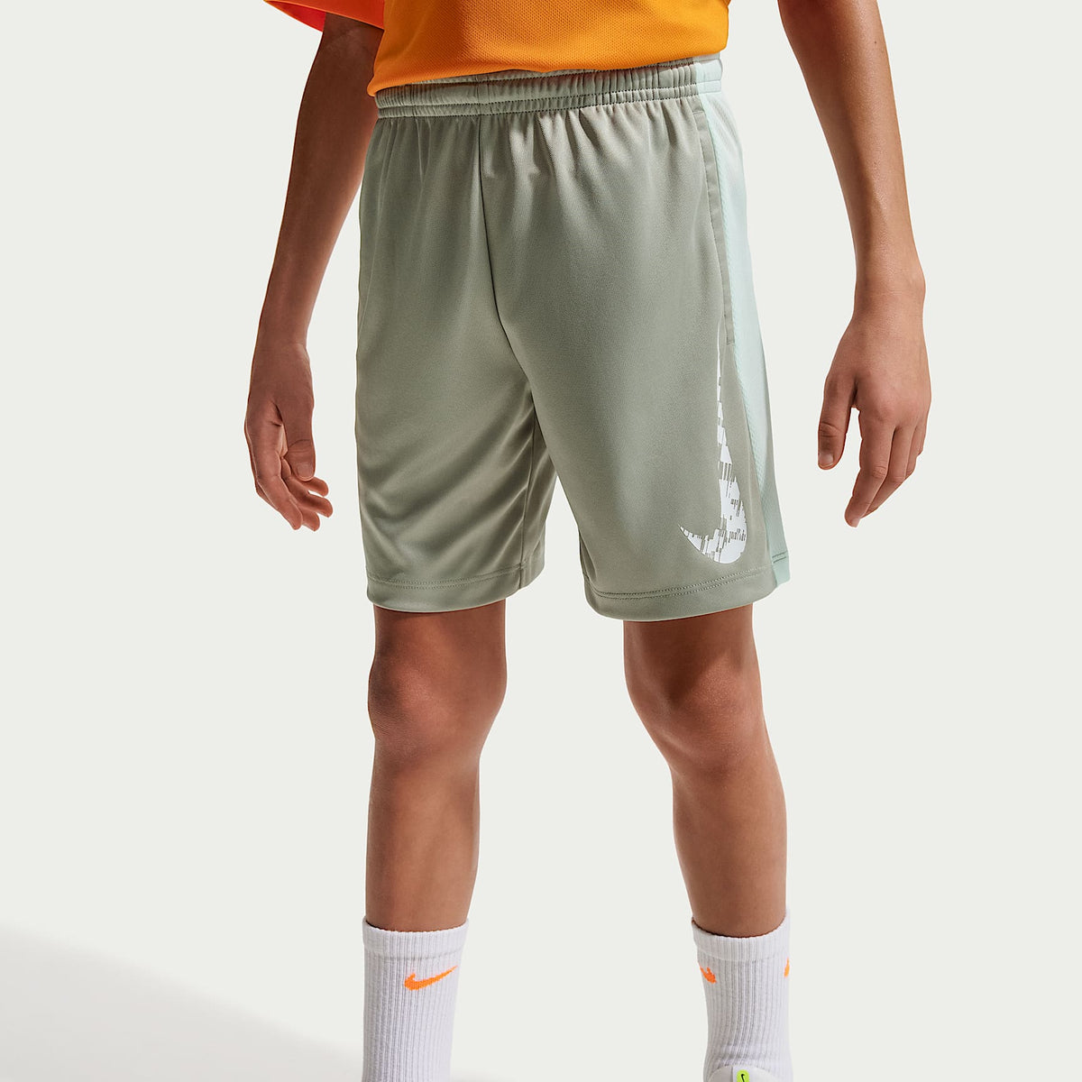 Shorts Dri-FIT para niño talla grande Nike Trophy23 – Niebla pícea/Verde ligero/Blanco – vista 2