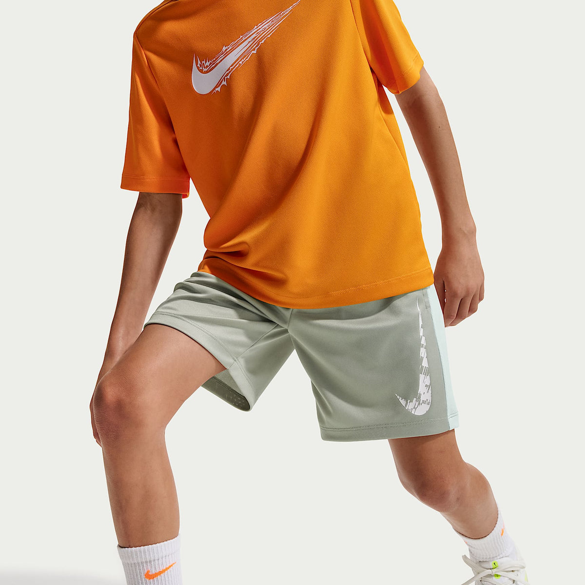 Shorts Dri-FIT para niño talla grande Nike Trophy23 – Niebla pícea/Verde ligero/Blanco – vista 4