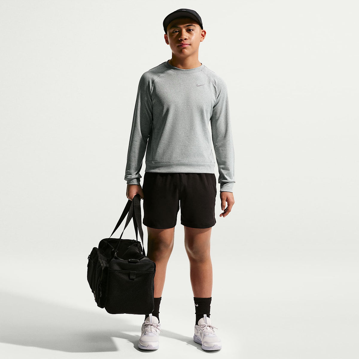 Playera de cuello redondo de manga larga Dri-FIT UV para niño talla grande Nike Primary Nano – Gris humo/Gris humo claro/Jaspeado/Gris humo – vista 4