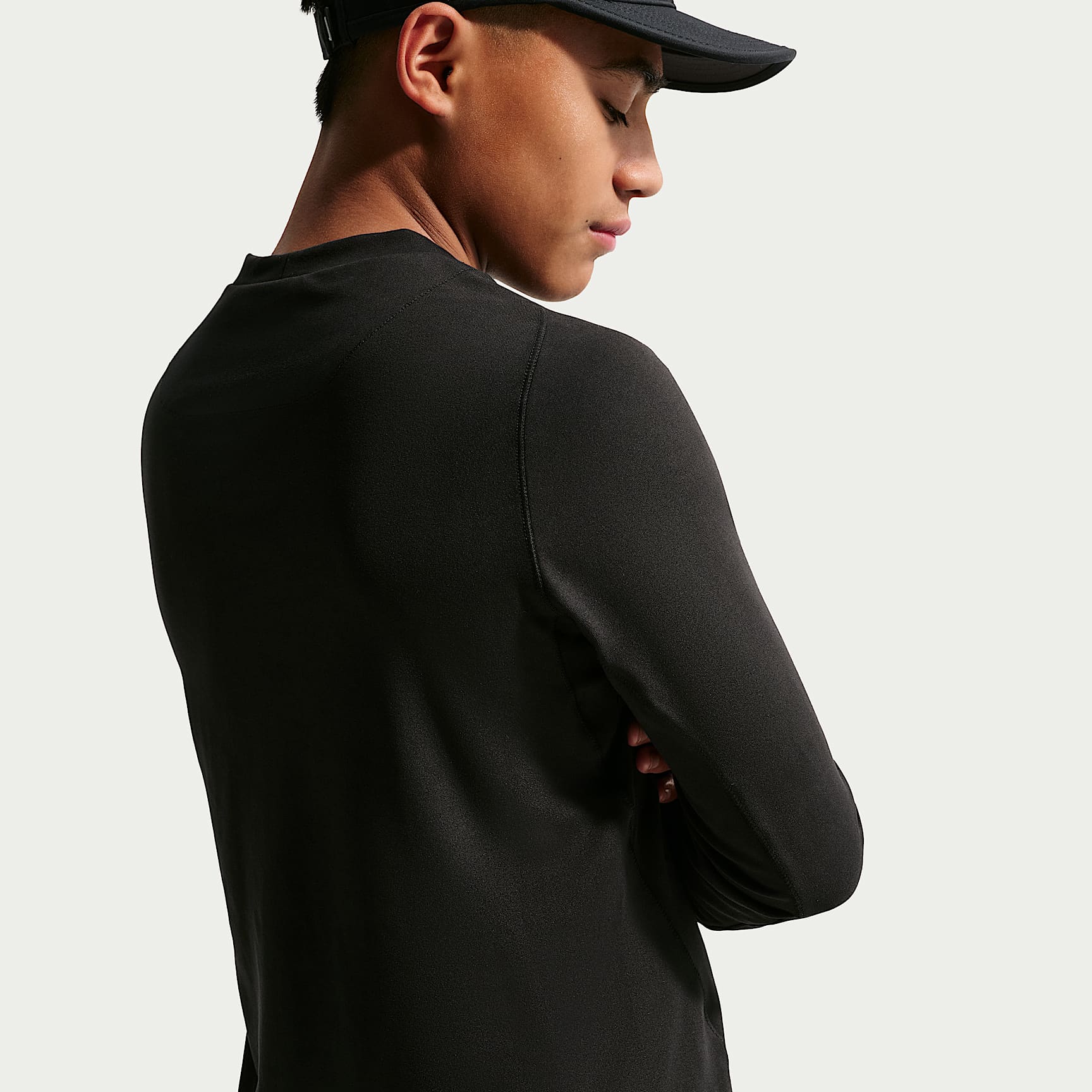 Playera de cuello redondo de manga larga Dri-FIT UV para niño talla grande Nike Primary Nano – Negro/Negro – vista 2