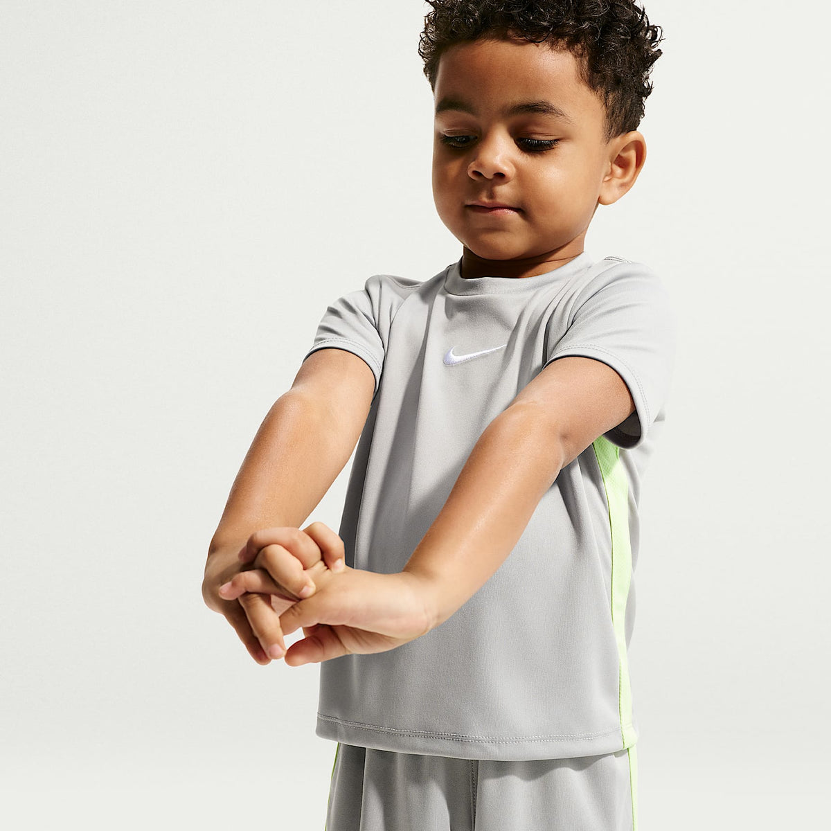 Conjunto de dos piezas con shorts deportivos Dri-FIT infantil Nike – Gris humo claro – vista 6