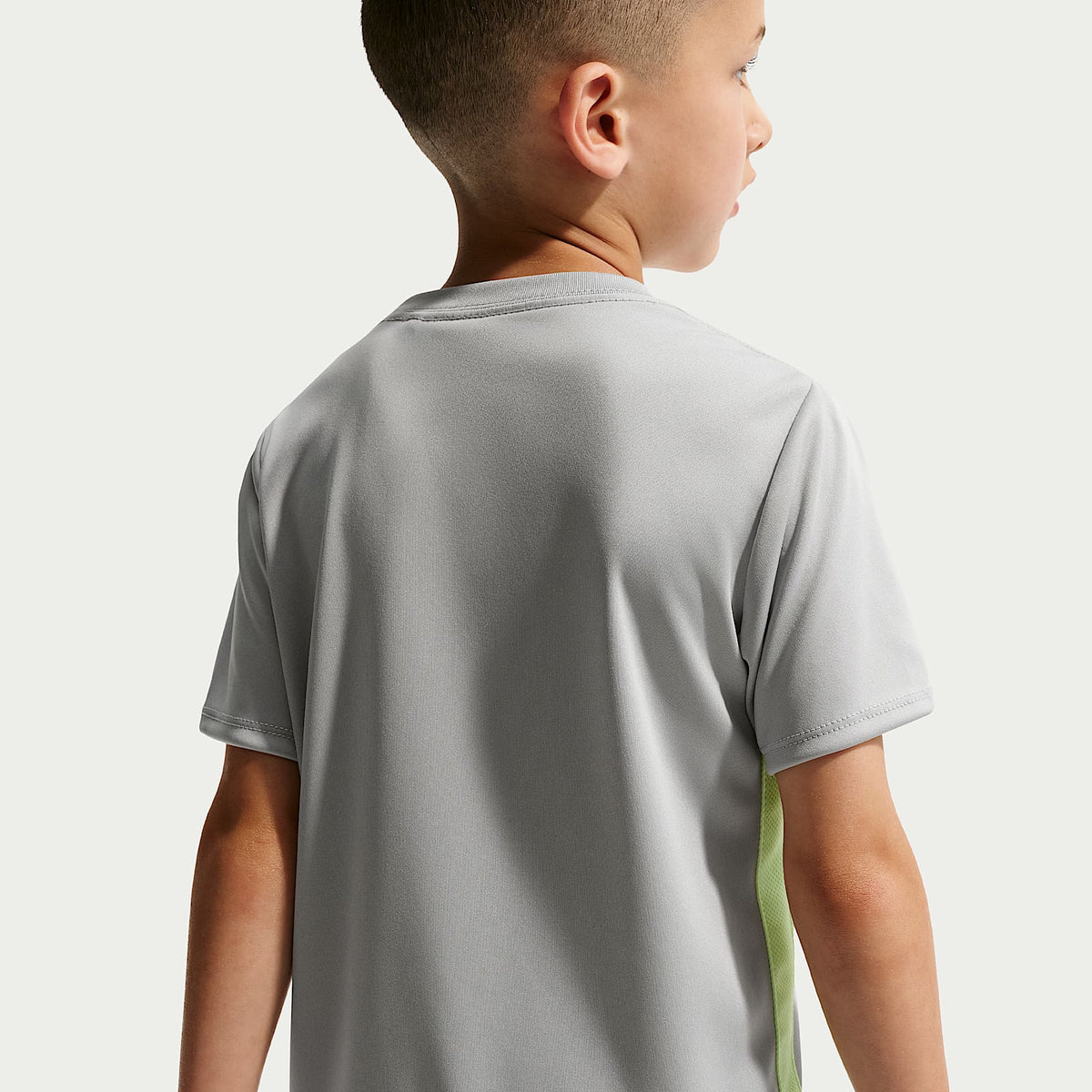 Conjunto de dos piezas con shorts deportivos Dri-FIT para niños talla pequeña Nike – Gris humo claro – vista 3