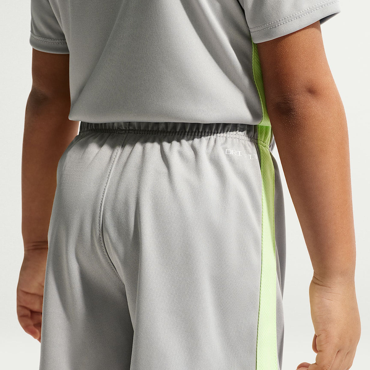 Conjunto de dos piezas con shorts deportivos Dri-FIT infantil Nike – Gris humo claro – vista 5