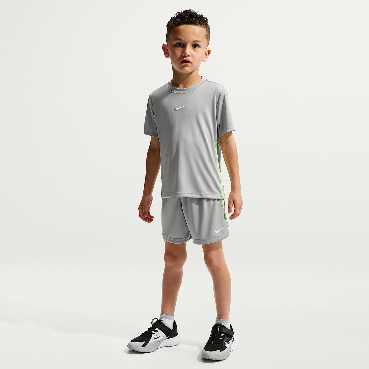 Conjunto de dos piezas con shorts deportivos Dri-FIT para niños talla pequeña Nike – Gris humo claro – vista 1