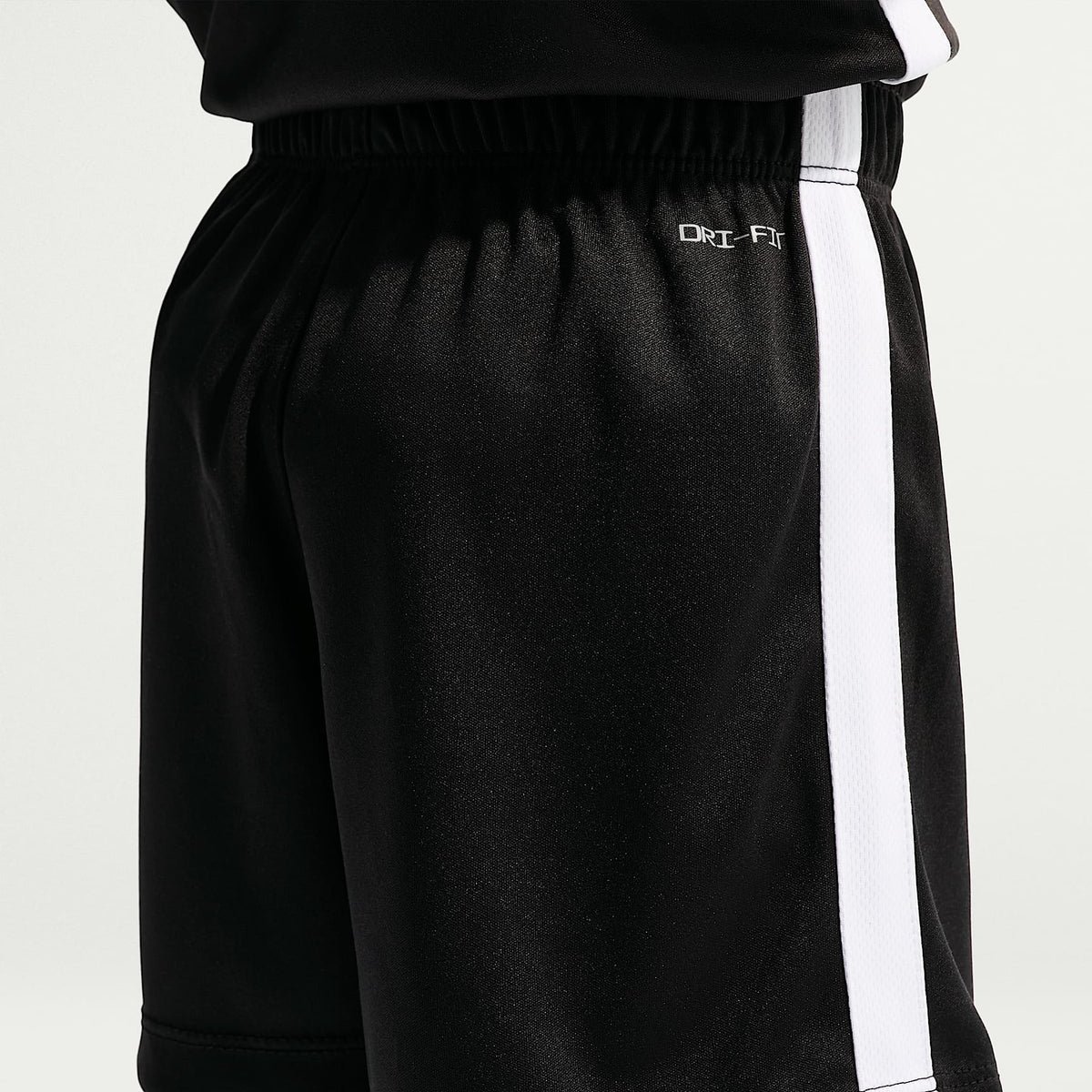 Conjunto de dos piezas con shorts deportivos Dri-FIT para niños pequeños Nike – Negro – vista 5