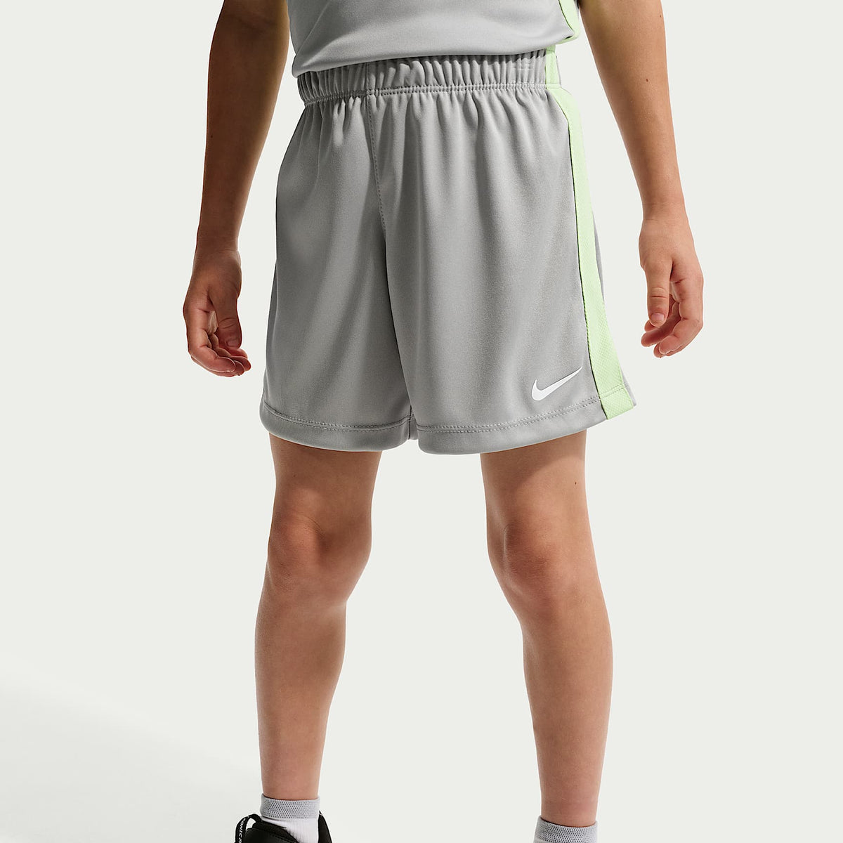 Conjunto de dos piezas con shorts deportivos Dri-FIT para niños talla pequeña Nike – Gris humo claro – vista 4