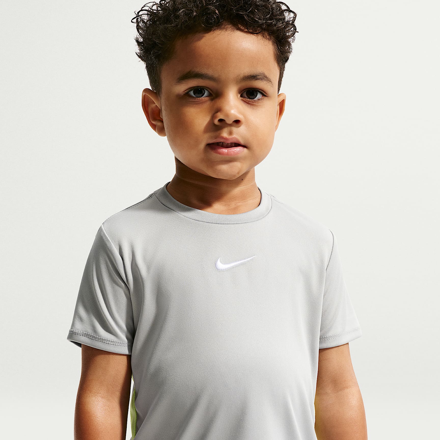 Conjunto de dos piezas con shorts deportivos Dri-FIT infantil Nike – Gris humo claro – vista 2