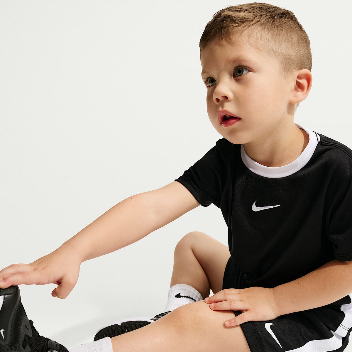 Conjunto de dos piezas con shorts deportivos Dri-FIT para niños pequeños Nike – Negro – vista 6
