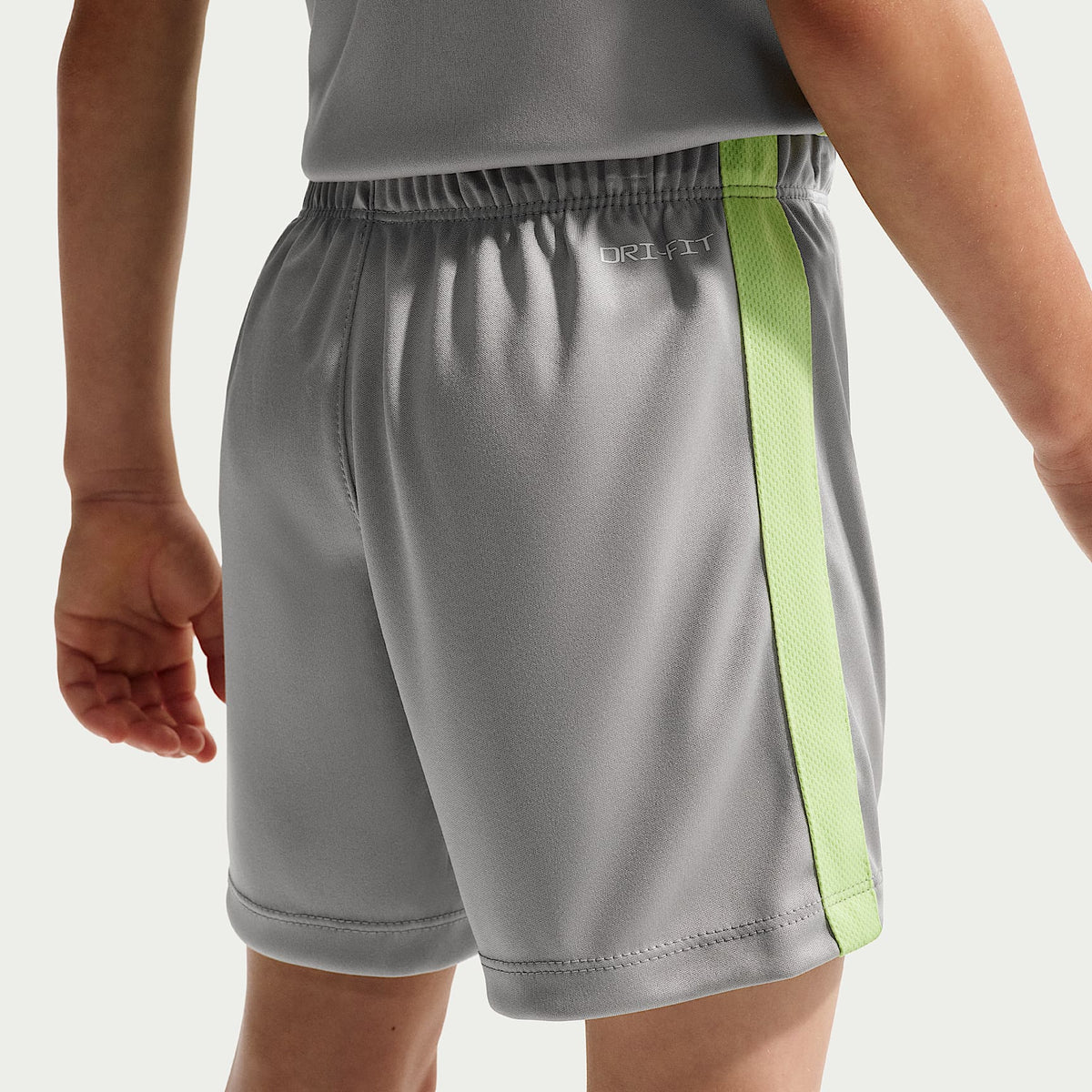 Conjunto de dos piezas con shorts deportivos Dri-FIT para niños talla pequeña Nike – Gris humo claro – vista 5