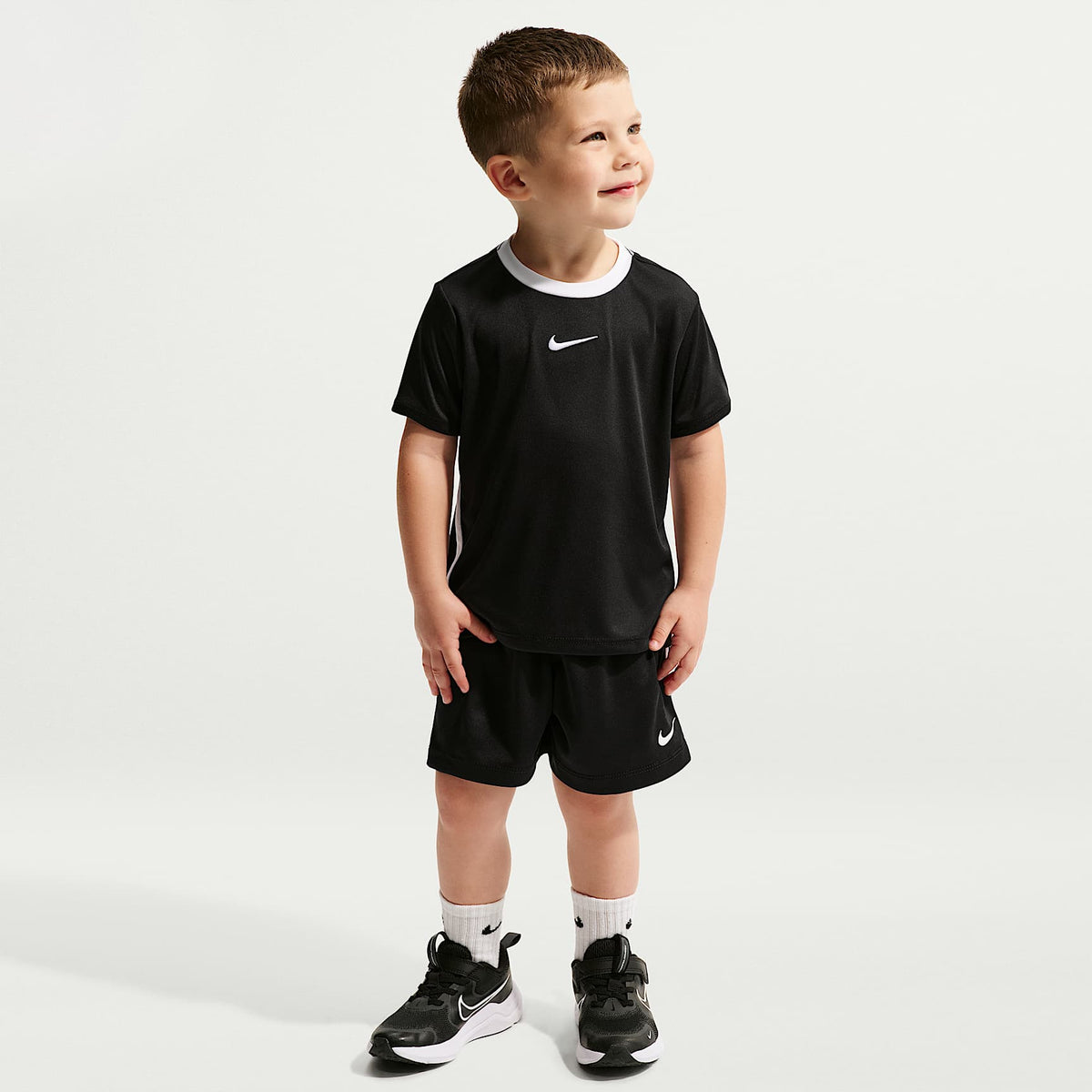 Conjunto de dos piezas con shorts deportivos Dri-FIT para niños pequeños Nike – Negro – vista 1