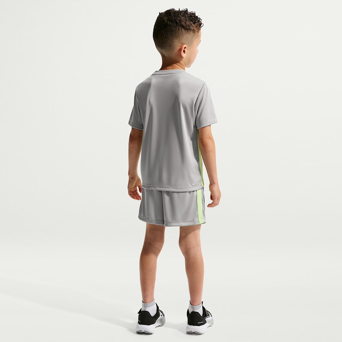 Conjunto de dos piezas con shorts deportivos Dri-FIT para niños talla pequeña Nike – Gris humo claro – vista 7