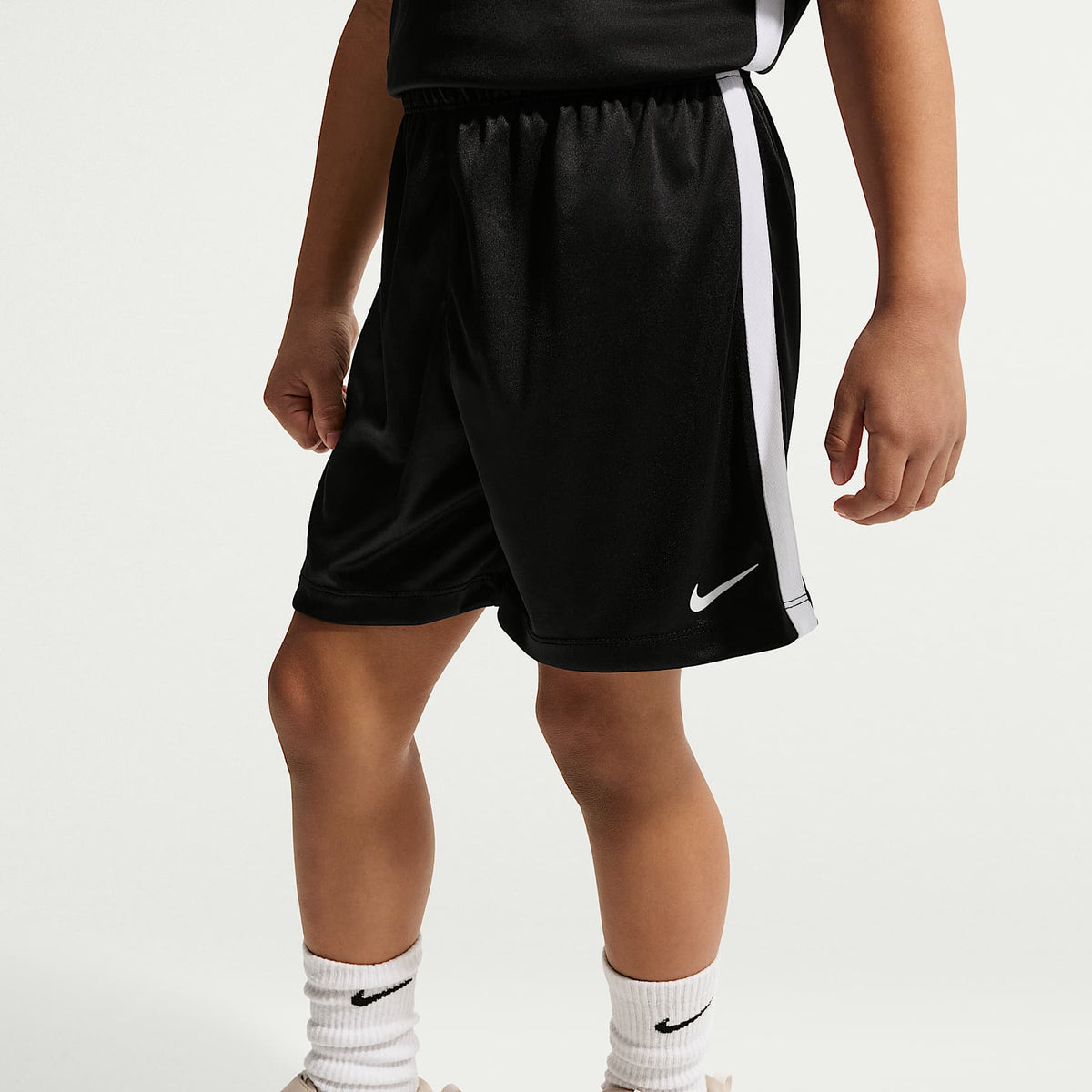 Conjunto de dos piezas con shorts deportivos Dri-FIT para niños talla pequeña Nike – Negro – vista 4