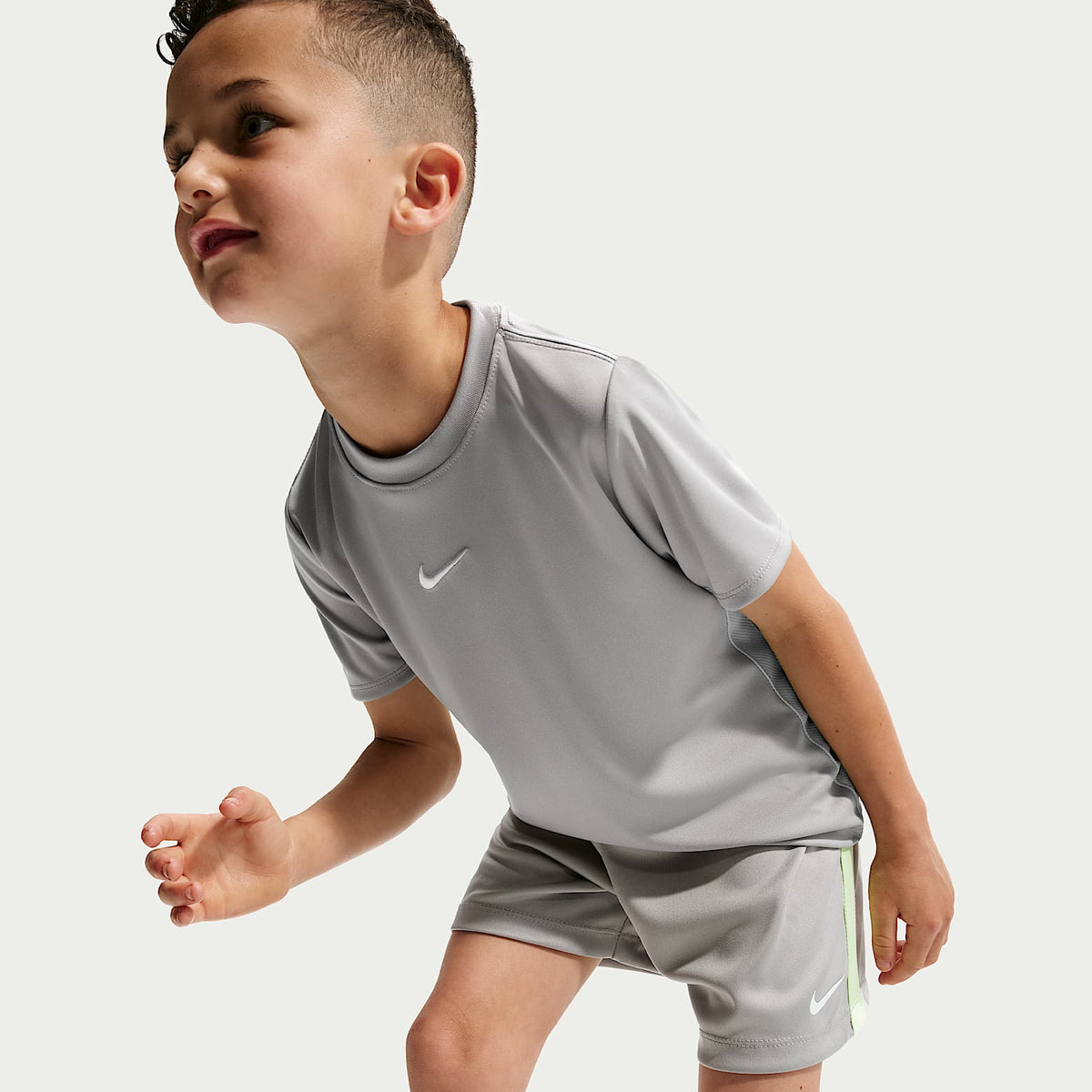 Conjunto de dos piezas con shorts deportivos Dri-FIT para niños talla pequeña Nike – Gris humo claro – vista 6
