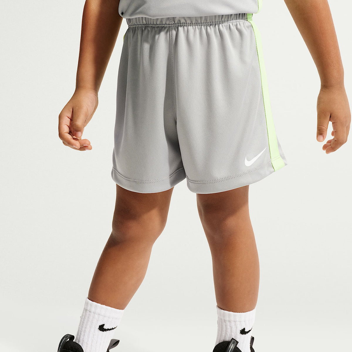 Conjunto de dos piezas con shorts deportivos Dri-FIT infantil Nike – Gris humo claro – vista 4